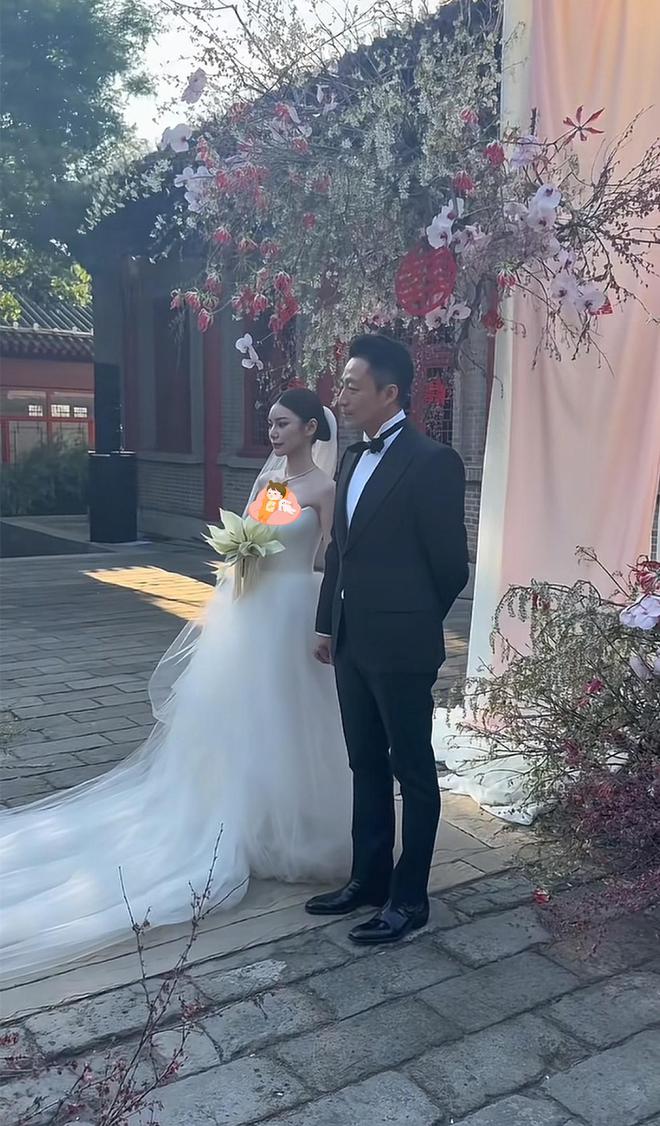 汪小菲的婚礼：朱时茂到场，张兰随礼百万，亲家送两套房和豪车