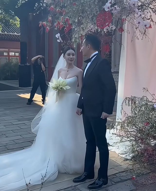 汪小菲二婚兴致不高？誓言时走神仰望天空，跟马筱梅甜笑形成对比