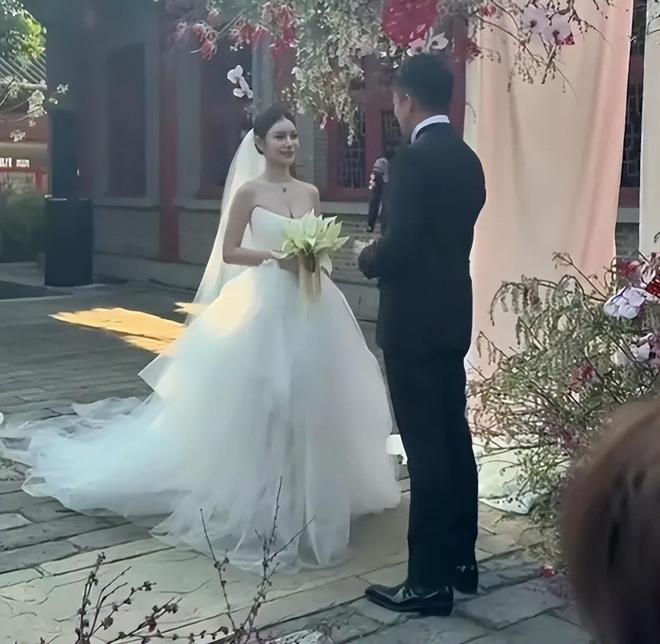 汪小菲二婚兴致不高？誓言时走神仰望天空，跟马筱梅甜笑形成对比