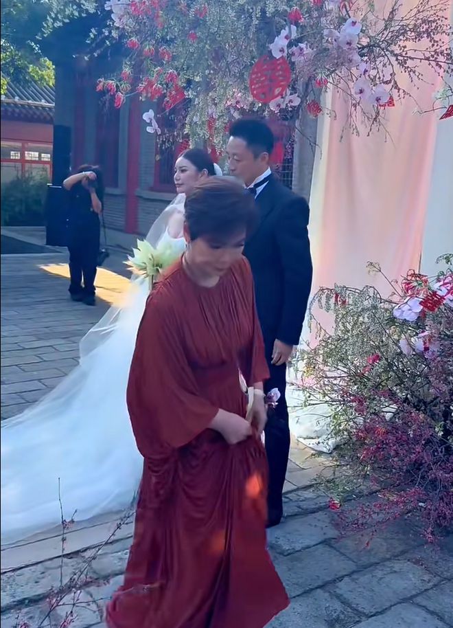 汪小菲二婚兴致不高？誓言时走神仰望天空，跟马筱梅甜笑形成对比