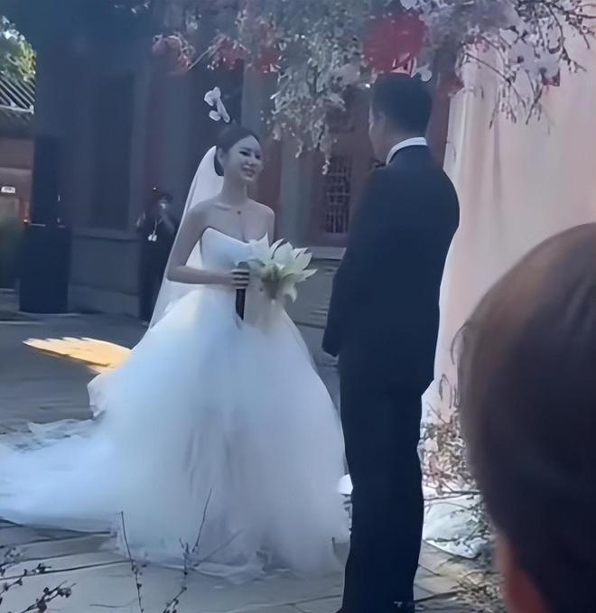 汪小菲二婚兴致不高？誓言时走神仰望天空，跟马筱梅甜笑形成对比