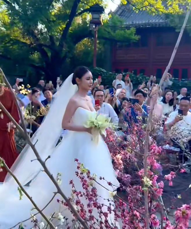 汪小菲二婚兴致不高？誓言时走神仰望天空，跟马筱梅甜笑形成对比