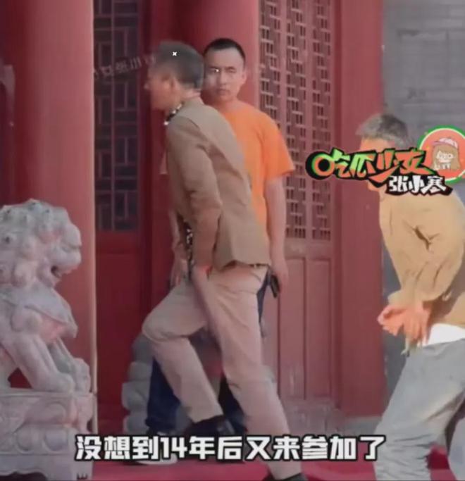 汪小菲二婚兴致不高？誓言时走神仰望天空，跟马筱梅甜笑形成对比