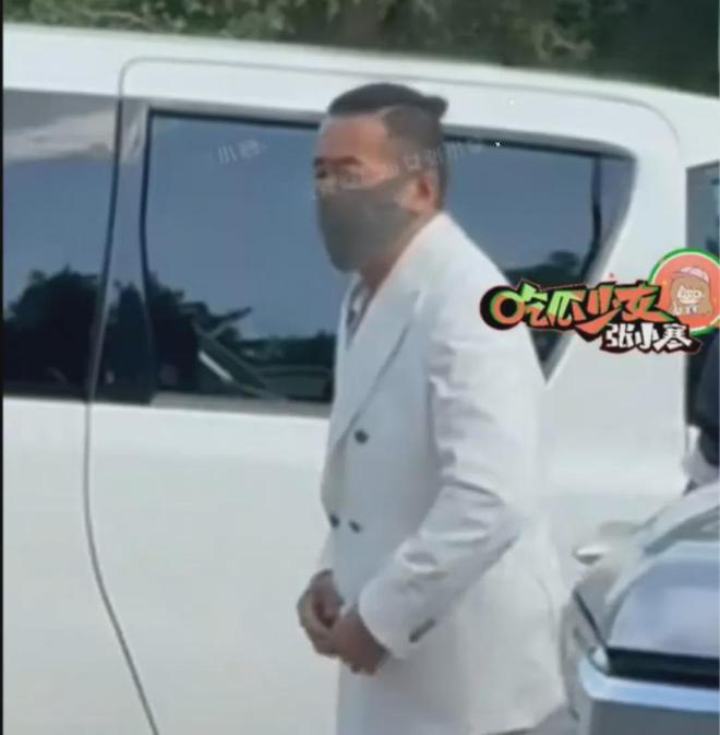汪小菲二婚兴致不高？誓言时走神仰望天空，跟马筱梅甜笑形成对比