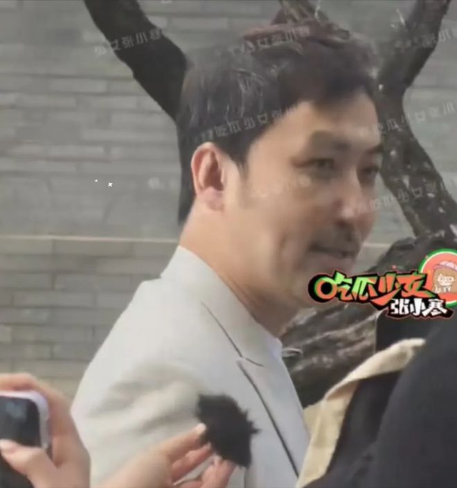 汪小菲二婚兴致不高？誓言时走神仰望天空，跟马筱梅甜笑形成对比