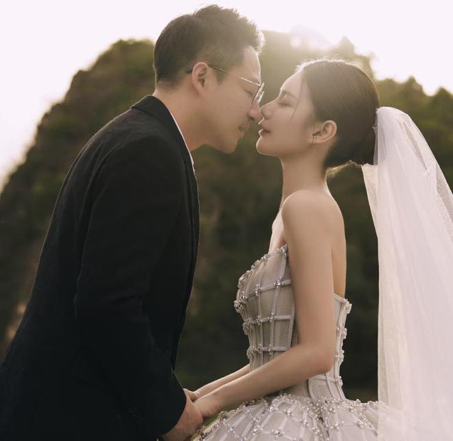 汪小菲婚礼细节：马筱梅穿三套高定，金饰设计考究，二婚也不含糊