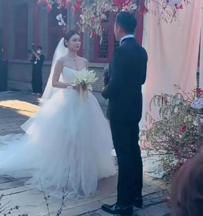 汪小菲婚礼细节：马筱梅穿三套高定，金饰设计考究，二婚也不含糊