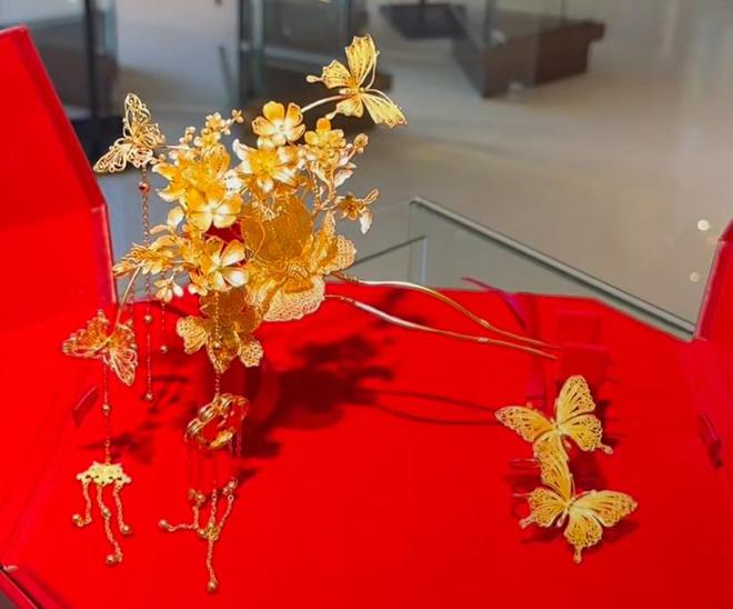 汪小菲婚礼细节：马筱梅穿三套高定，金饰设计考究，二婚也不含糊