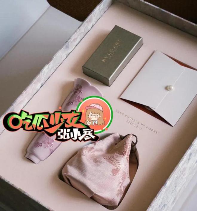 汪小菲婚礼细节：马筱梅穿三套高定，金饰设计考究，二婚也不含糊