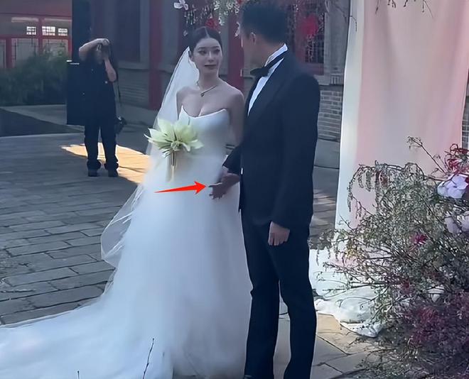 汪小菲婚礼细节：马筱梅穿三套高定，金饰设计考究，二婚也不含糊