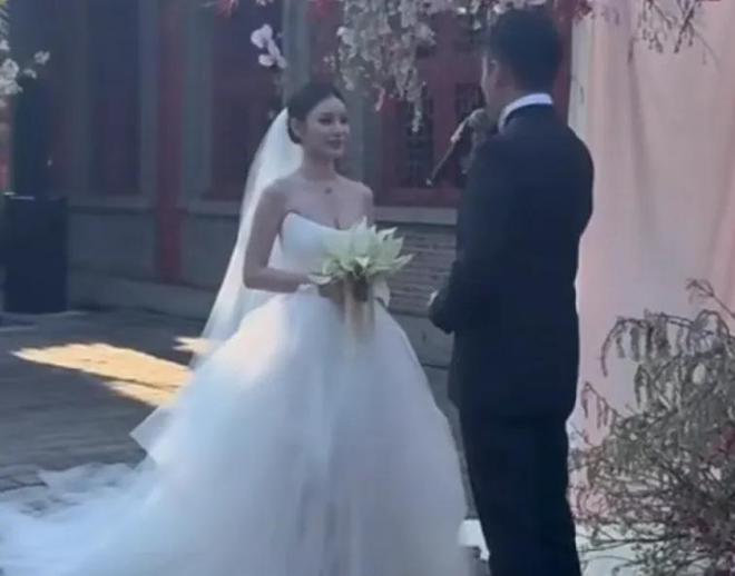 汪小菲婚礼细节：马筱梅穿三套高定，金饰设计考究，二婚也不含糊