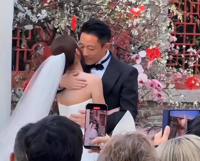 汪小菲婚礼晚宴派对，关喆唱情歌推向高潮，马筱梅妈妈感动到哭泣