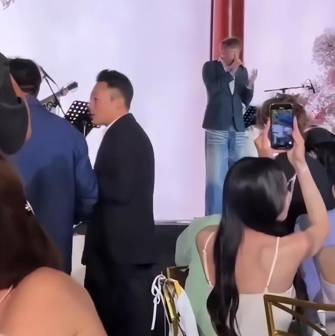 汪小菲婚礼晚宴派对，关喆唱情歌推向高潮，马筱梅妈妈感动到哭泣
