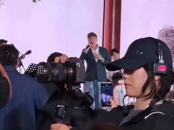 汪小菲婚礼晚宴派对，关喆唱情歌推向高潮，马筱梅妈妈感动到哭泣