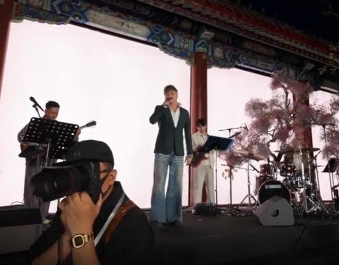 汪小菲婚礼晚宴派对，关喆唱情歌推向高潮，马筱梅妈妈感动到哭泣