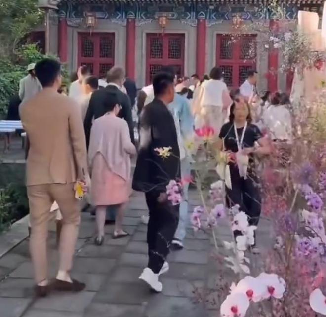汪小菲婚礼晚宴派对，关喆唱情歌推向高潮，马筱梅妈妈感动到哭泣
