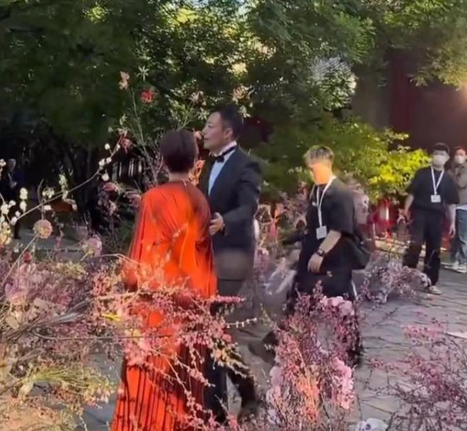 汪小菲婚礼晚宴派对，关喆唱情歌推向高潮，马筱梅妈妈感动到哭泣