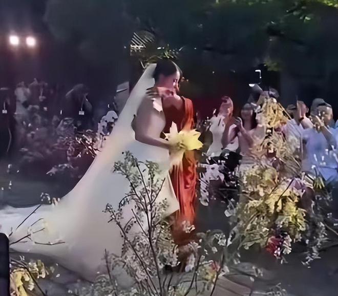 汪小菲婚礼晚宴派对，关喆唱情歌推向高潮，马筱梅妈妈感动到哭泣