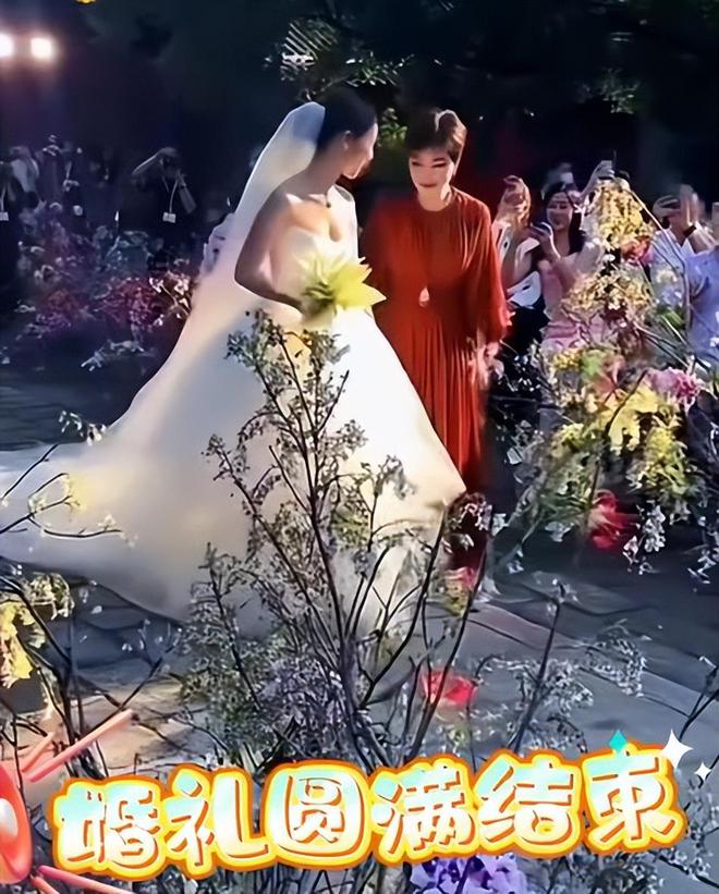汪小菲婚礼晚宴派对，关喆唱情歌推向高潮，马筱梅妈妈感动到哭泣