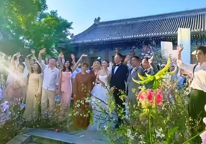 汪小菲婚礼晚宴派对，关喆唱情歌推向高潮，马筱梅妈妈感动到哭泣