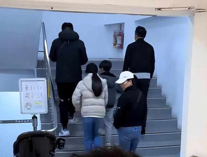 大S两个孩子不参加汪小菲婚礼原因曝光：保姆杨阿姨故意带离北京