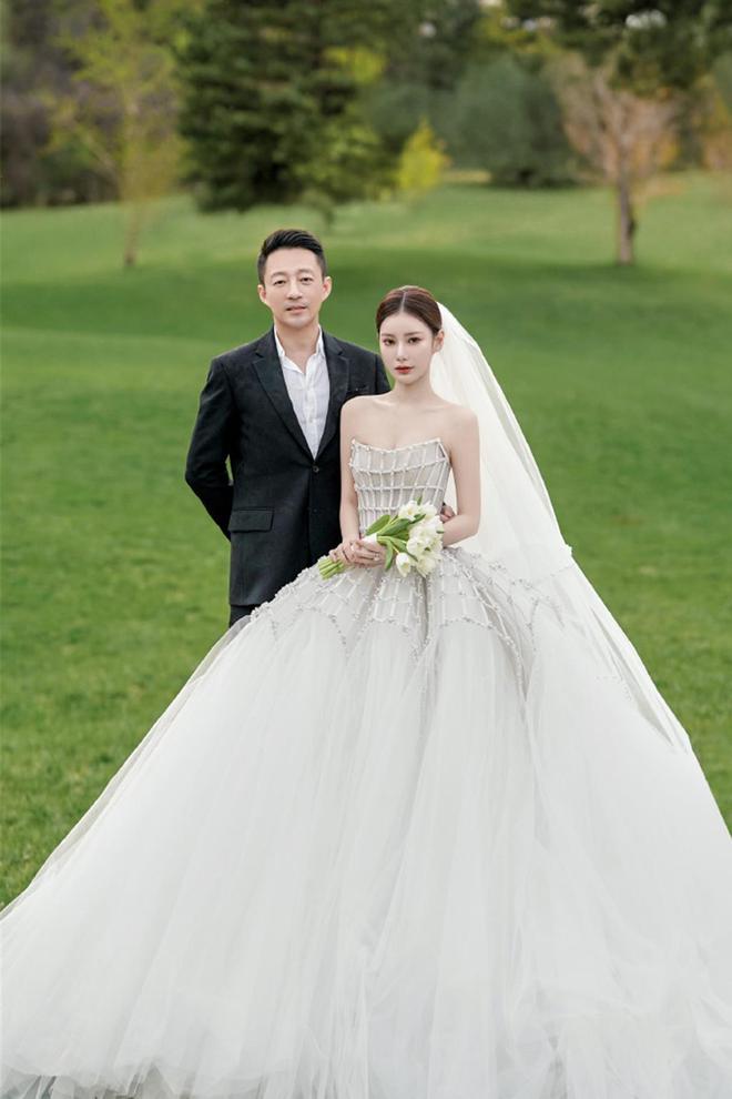 汪小菲马筱梅婚纱照曝光：在长城取景拍摄，草地上甜蜜拥抱