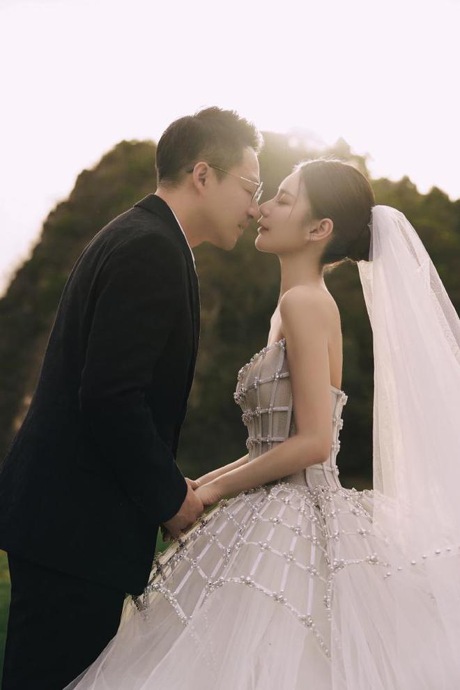 汪小菲马筱梅婚纱照曝光：在长城取景拍摄，草地上甜蜜拥抱
