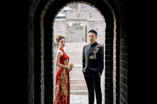 汪小菲马筱梅婚纱照曝光：在长城取景拍摄，草地上甜蜜拥抱