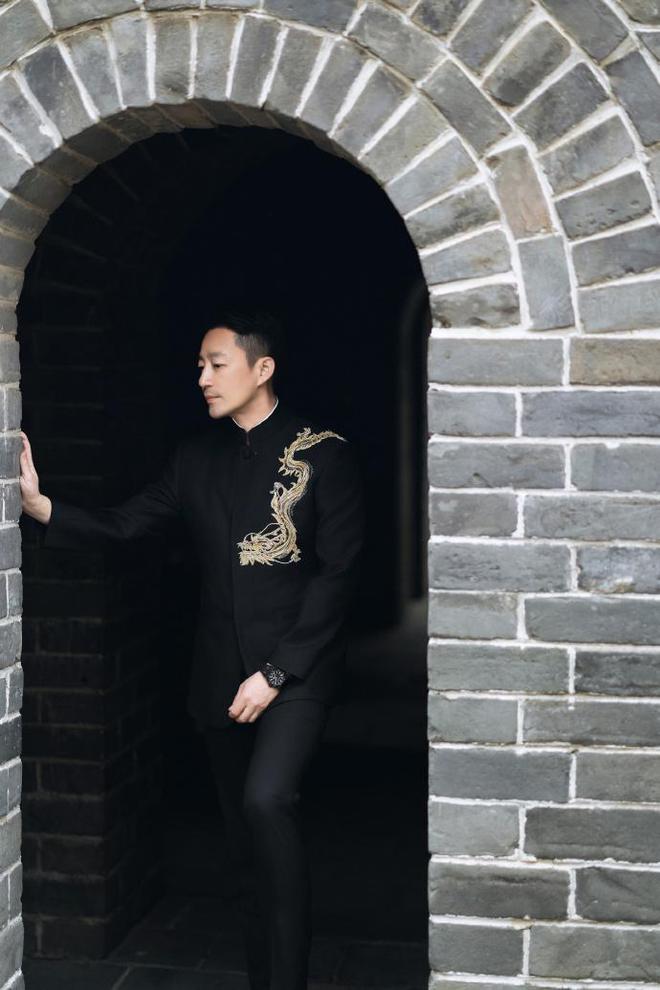 汪小菲马筱梅婚纱照曝光：在长城取景拍摄，草地上甜蜜拥抱