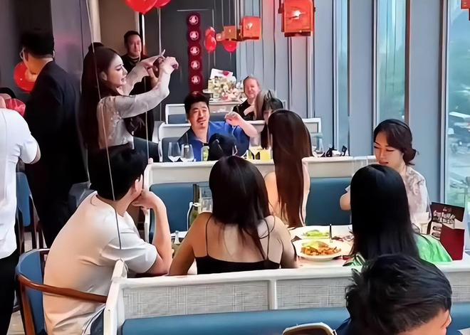 汪小菲马筱梅婚纱照曝光：在长城取景拍摄，草地上甜蜜拥抱