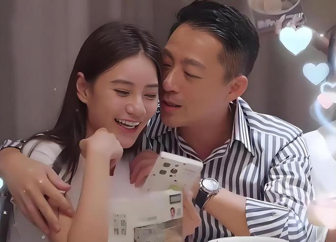 汪小菲婚礼现场好热闹，夫妻穿龙凤褂金器亮眼，张兰穿白旗袍灿笑