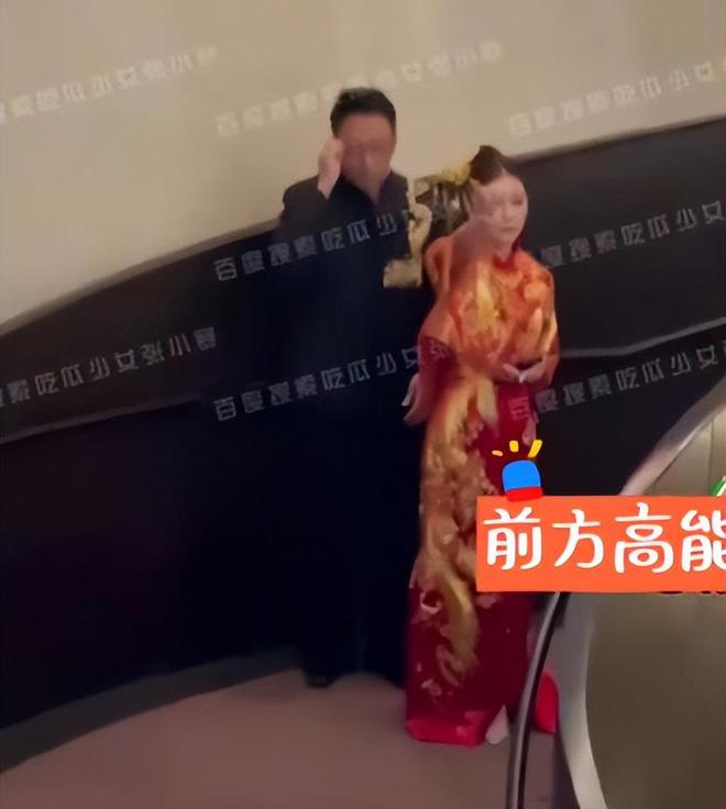 汪小菲婚礼现场好热闹，夫妻穿龙凤褂金器亮眼，张兰穿白旗袍灿笑