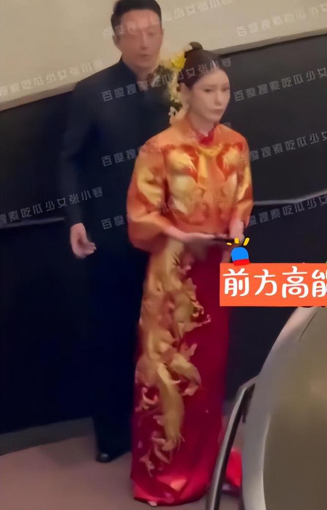汪小菲婚礼现场好热闹，夫妻穿龙凤褂金器亮眼，张兰穿白旗袍灿笑