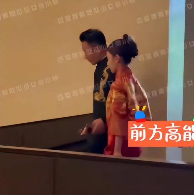 汪小菲婚礼现场好热闹，夫妻穿龙凤褂金器亮眼，张兰穿白旗袍灿笑
