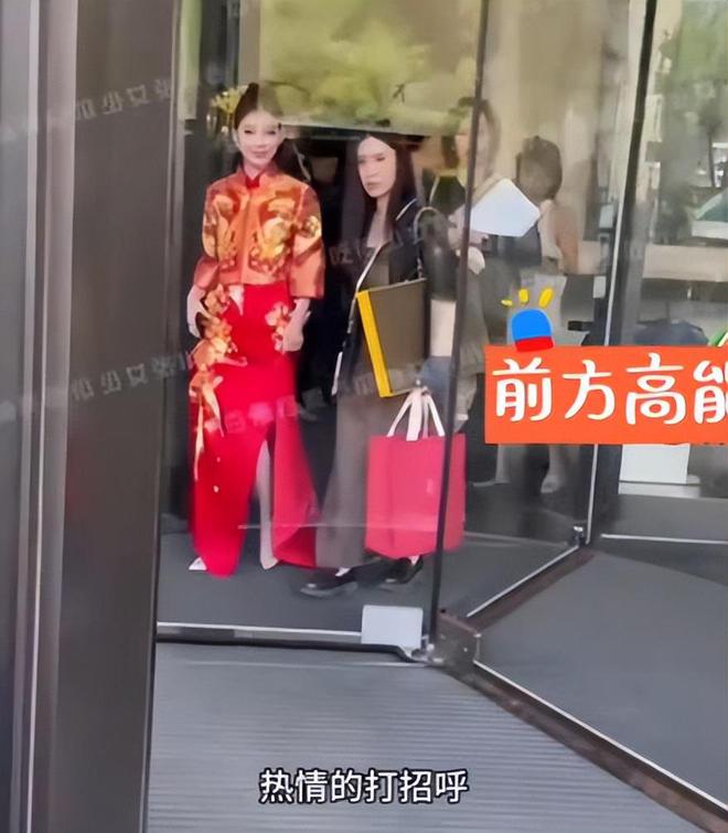 汪小菲婚礼现场好热闹，夫妻穿龙凤褂金器亮眼，张兰穿白旗袍灿笑