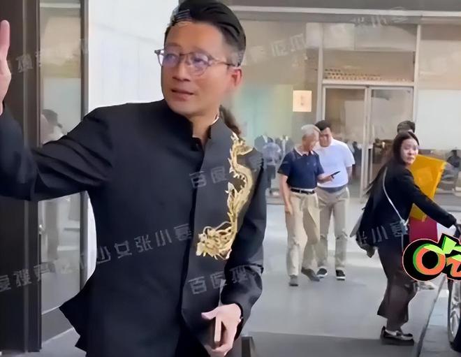 汪小菲婚礼现场好热闹，夫妻穿龙凤褂金器亮眼，张兰穿白旗袍灿笑