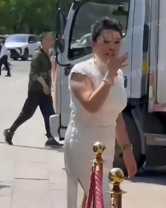 汪小菲婚礼现场好热闹，夫妻穿龙凤褂金器亮眼，张兰穿白旗袍灿笑