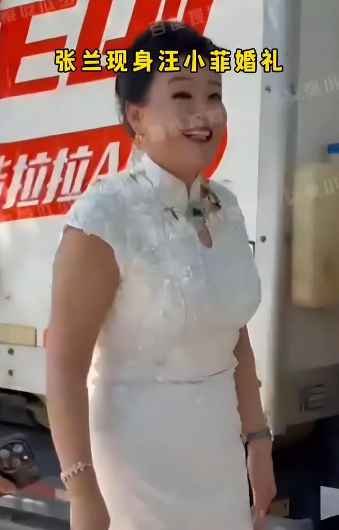 汪小菲婚礼现场好热闹，夫妻穿龙凤褂金器亮眼，张兰穿白旗袍灿笑