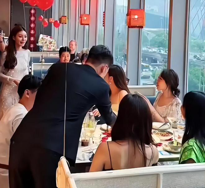 汪小菲婚礼现场好热闹，夫妻穿龙凤褂金器亮眼，张兰穿白旗袍灿笑