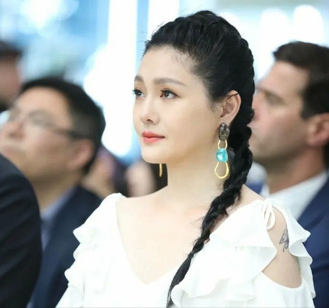 S妈回应葛斯齐爆料，心虚不敢直面珠宝问题，律师嘲讽S家涉及刑事