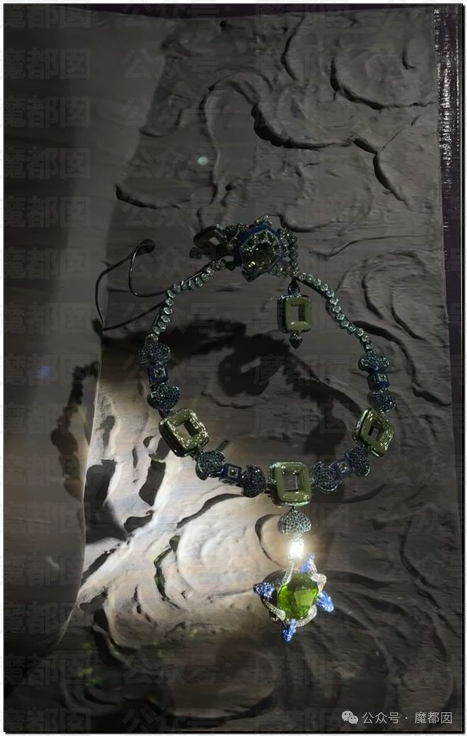 惊！黄杨钿甜百万耳环竟引发对一线顶流女星Y某家庭的质疑？