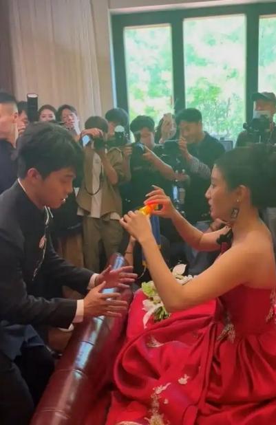 张九龄结婚成德云社团建，杨九郎成职业伴郎，谁家接亲还打麻将啊