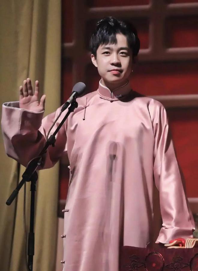 张九龄结婚成德云社团建，杨九郎成职业伴郎，谁家接亲还打麻将啊
