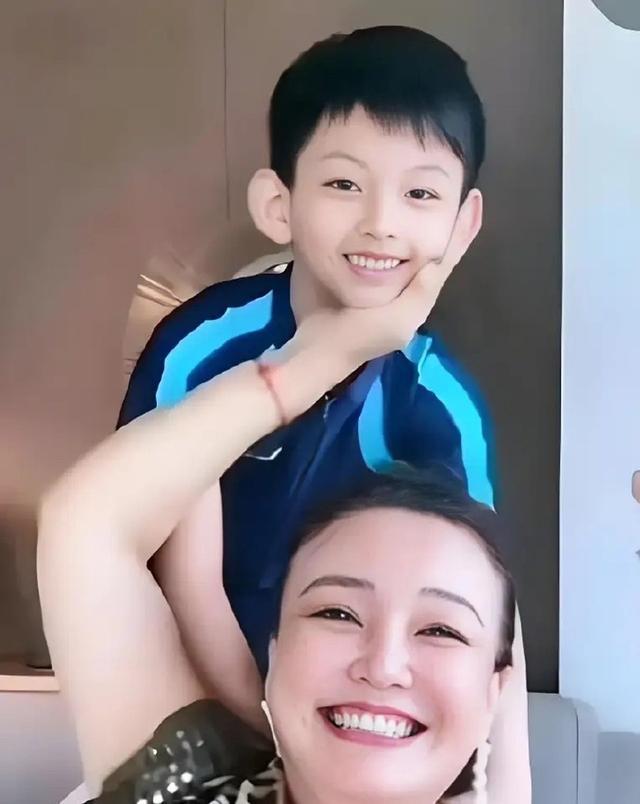 汪小菲结婚第二天，S妈透露大S雕像进度，称赞具俊晔重情重义