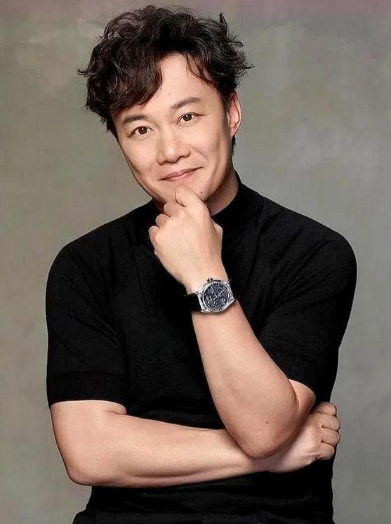 圈内人辟谣陈奕迅去世，助手说现在人好好的，演唱会延期有苦衷