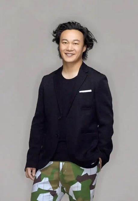 圈内人辟谣陈奕迅去世，助手说现在人好好的，演唱会延期有苦衷