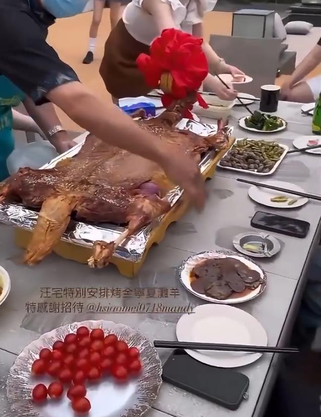 汪小菲霸气！2亿豪宅内宴请马筱梅家人吃烤全羊，家人一团和气