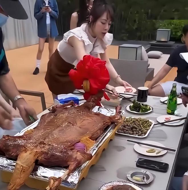 汪小菲霸气！2亿豪宅内宴请马筱梅家人吃烤全羊，家人一团和气