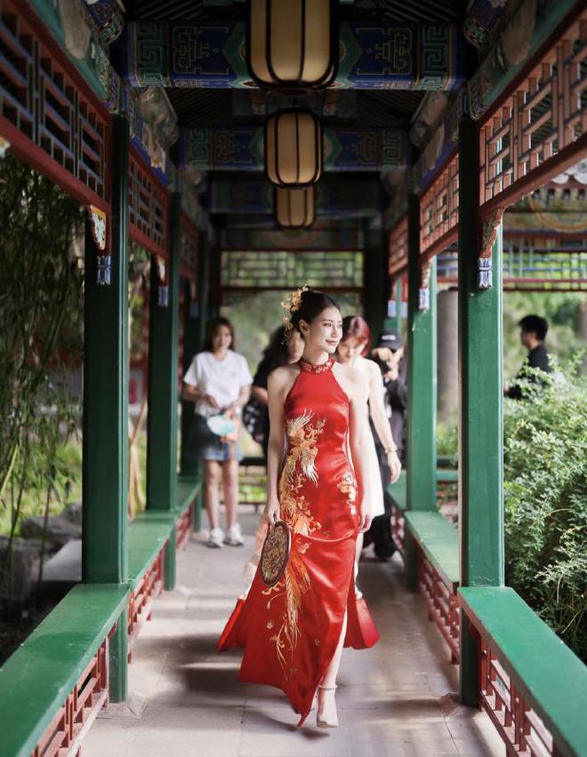 汪小菲霸气！2亿豪宅内宴请马筱梅家人吃烤全羊，家人一团和气