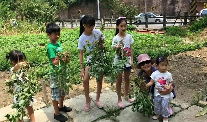 汪小菲霸气！2亿豪宅内宴请马筱梅家人吃烤全羊，家人一团和气